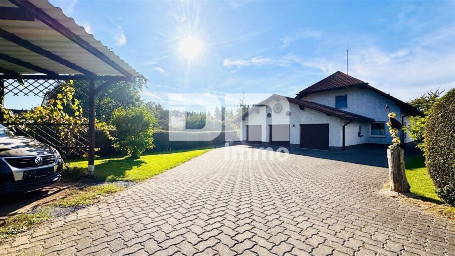 Modernes Ein-/Zweifamilienhaus mit PV Anlage und großer Doppelgarage auf herrlichem Anwesen - Große Hofeinfahrt / Zufahrt / Carport 1